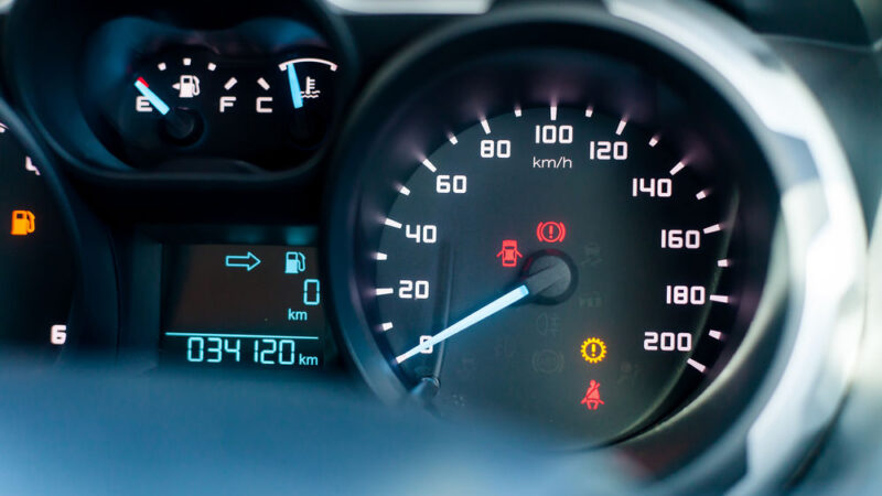 Kupujete ojeté auto ze zahraničí? Připravte se na podvody, přetočený tachometr má polovina vozů