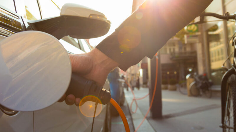 Samotné dotace rozvoj elektromobility nezajistí, ukazují zkušenosti