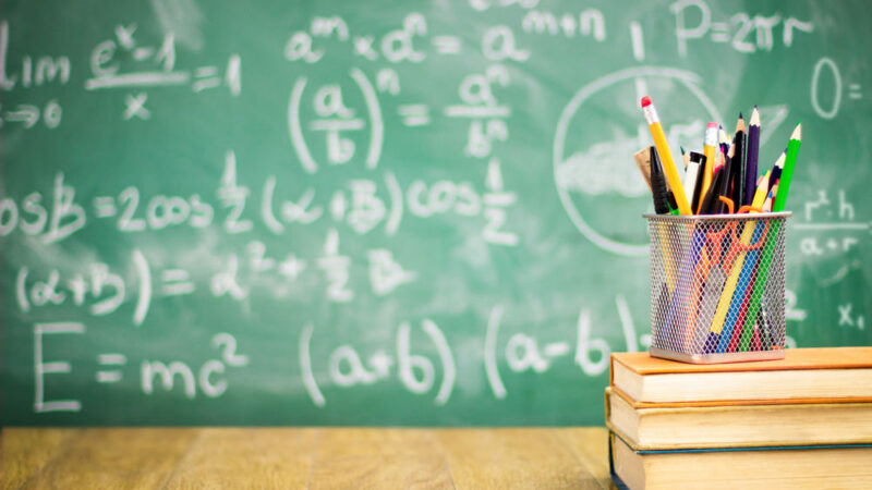 V ČR je nedostatek učitelů. Pomoci mají vyšší platy, sliby se však v&nbsp;peněženkách nemusí projevit