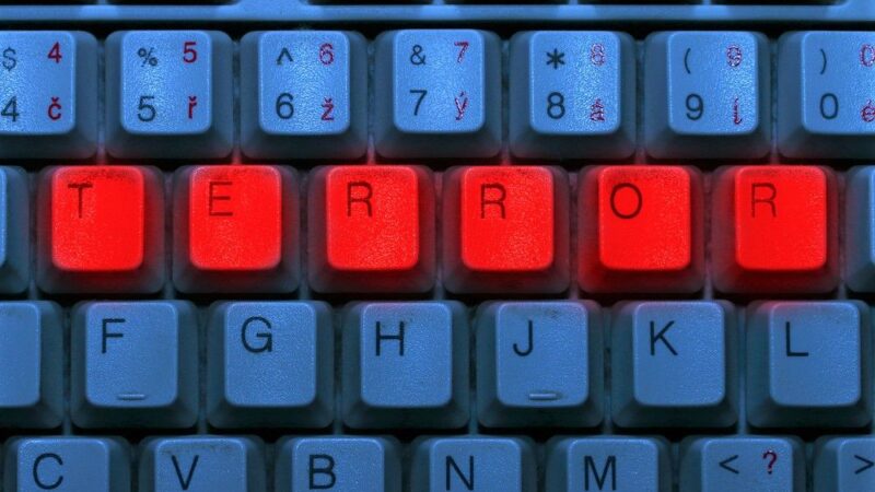 Teroristické příspěvky musí z&nbsp;internetu pryč, a&nbsp;to do hodiny, říká Komise