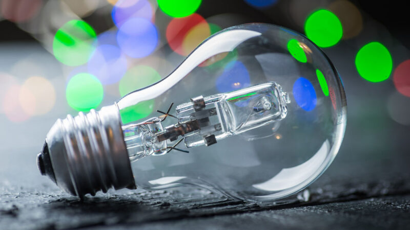 Halogenové žárovky v&nbsp;EU postupně zhasnou. Nastupují LEDky a&nbsp;další úsporné zářivky