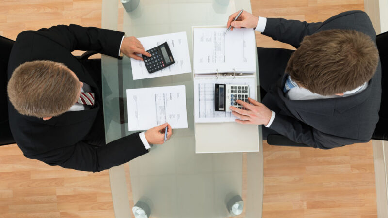 Nadnárodní korporace odvádějí daně v&nbsp;těch státech EU, kde je to výhodné. Unie tomu chce učinit přítrž