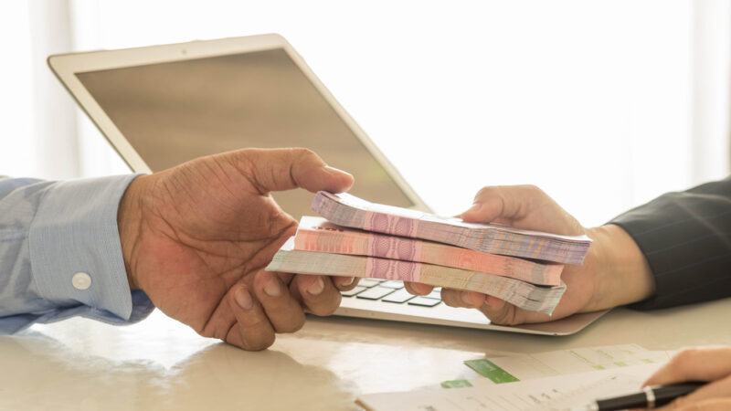 Komise navrhla rozvolnění pravidel úvěrů poskytovaných bankami