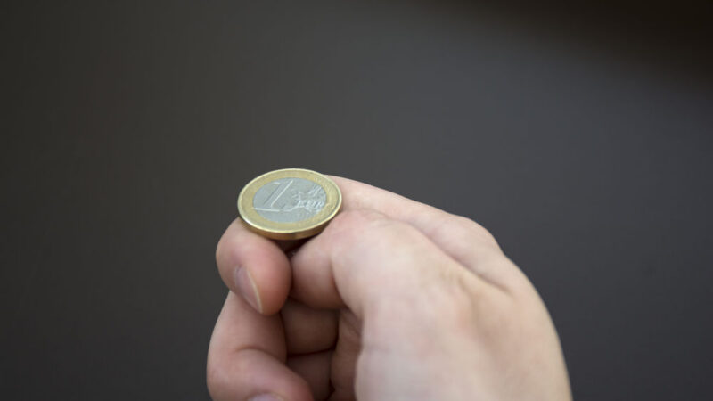 Přijmout euro neznamená platit dluhy za Řeky, připomínají čeští europoslanci. Kritizují mýty o&nbsp;EU