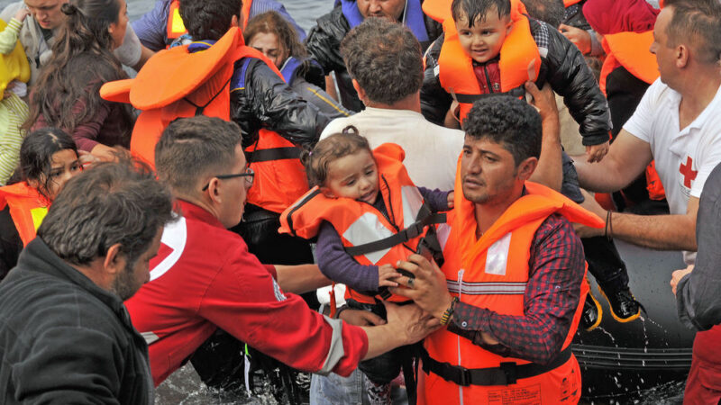 Zachránění migranti by se mohli vyloďovat ve střediscích mimo EU. Lídři zemí o&nbsp;tom budou jednat ve čtvrtek