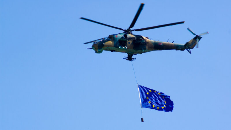 Europoslanci nebudou mít kontrolu nad obranným fondem. Obávají se financování „robotů zabijáků“