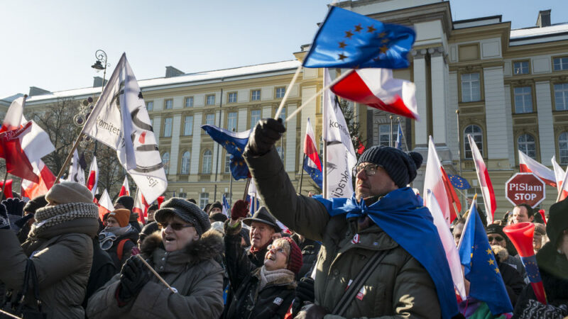 Polská vláda podkopává právní stát, Komise však nic nezmůže