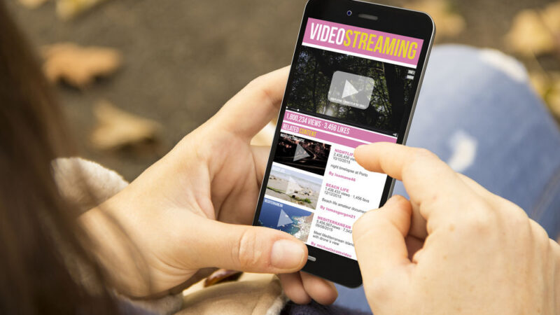 Sledování online obsahu v&nbsp;zahraničí bude možné již příští léto. Europarlament mu dal zelenou