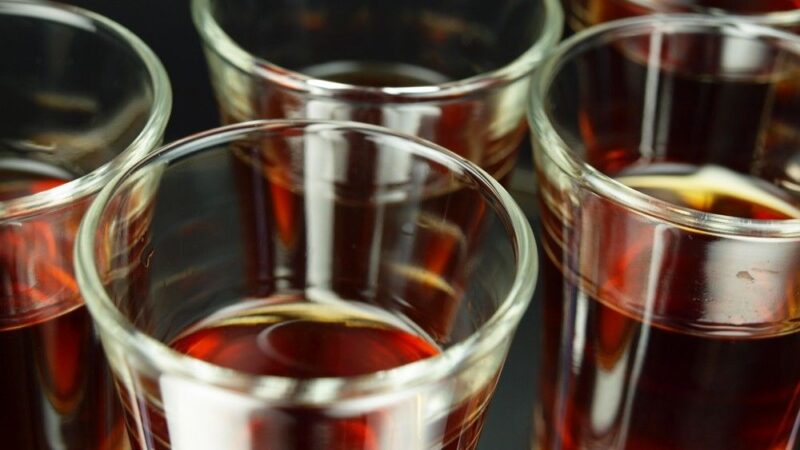 Výrobci tuzemáku mohou rumový éter používat dalších pět let. Chtějí mezitím dokázat, že je neškodný