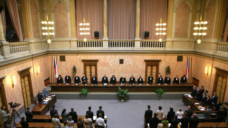 Vzala nám EU suverenitu? Ne, dokud jsme tady my, říkají ústavní soudy