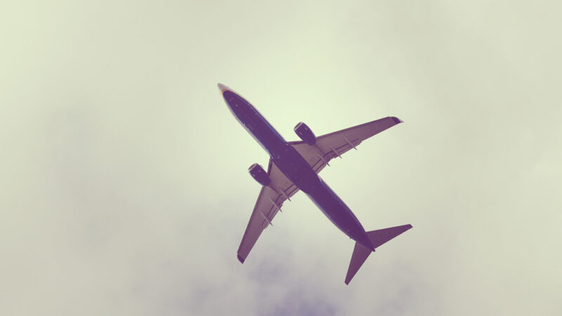 Česko vypravuje repatriační letadla i&nbsp;autobusy. Na cesty domů přispívá i&nbsp;EU