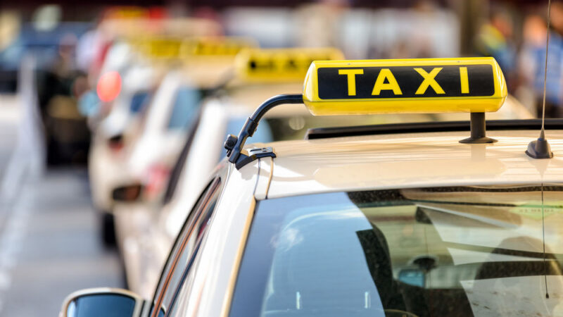Chceme obnovit klasické taxíky a&nbsp;novinky typu Uber odmítáme, říká nová aliance taxikářů