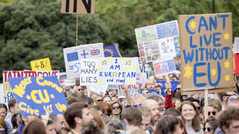 Britové žádají zrušení brexitu. Vláda je však na pokraji rozpadu