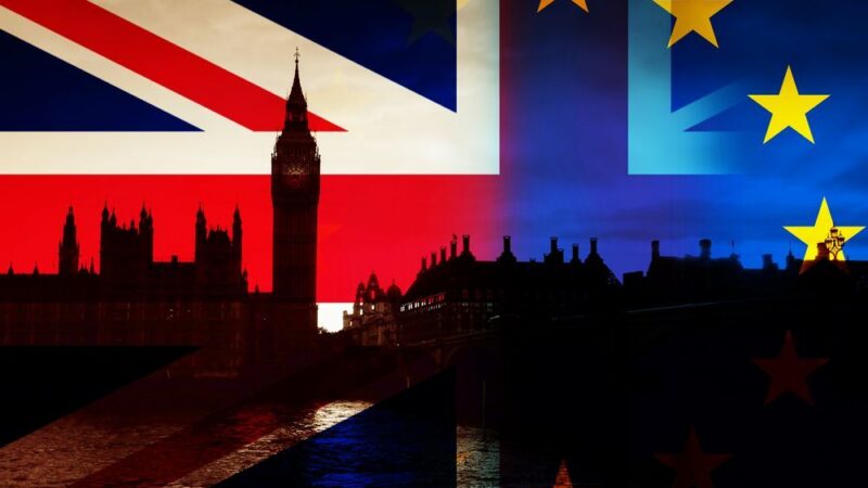 Hlasování o&nbsp;brexitu se v&nbsp;britském parlamentu odsouvá na neurčito. Mayová hledá pomoc u&nbsp;EU