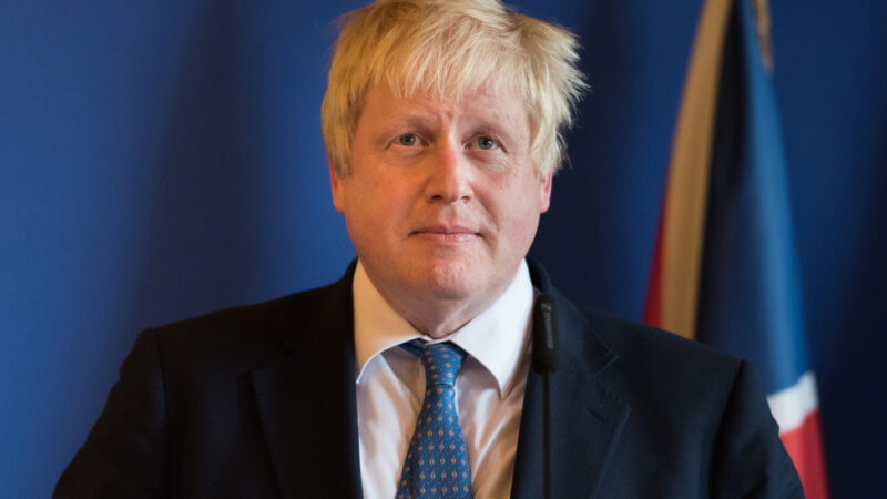 Novým britským premiérem bude Boris Johnson. Někteří ministři reagují demisí