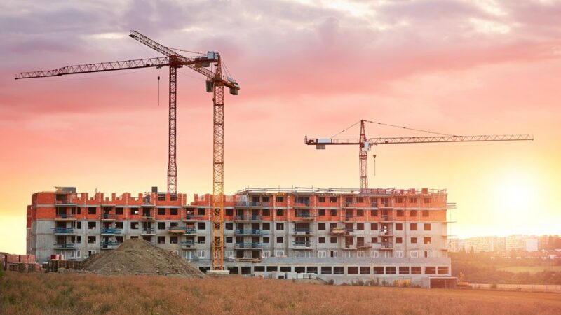 Česká ekonomika roste. Je tu ale drahé bydlení, složitý daňový systém a&nbsp;velká regulační zátěž