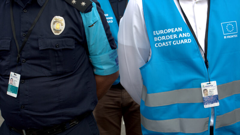 Frontex toleruje násilné zacházení s&nbsp;migranty, tvrdí investigativní novináři