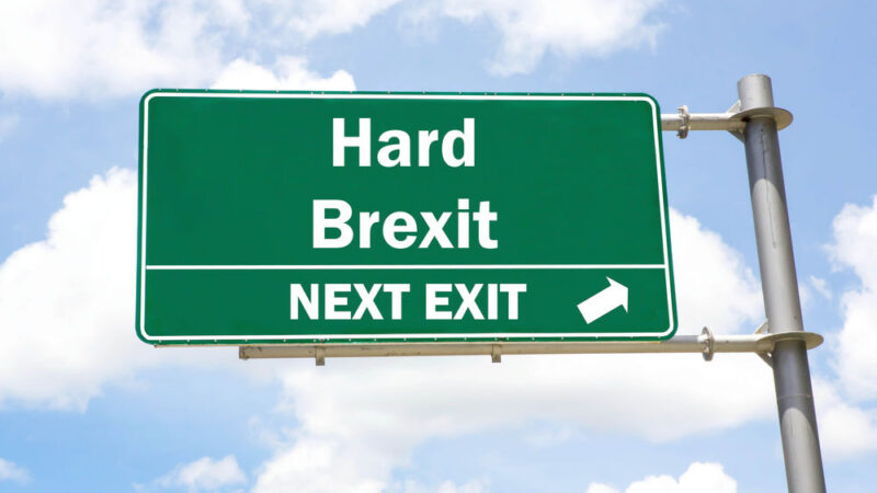 Když nevyloučíte tvrdý brexit, rezignujeme, pohrozili Mayové její ministři