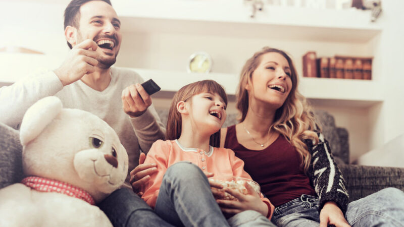 Seriály a&nbsp;filmy budou přístupné on-line napříč státy EU, navrhují europoslanci. Lobbisté jsou proti