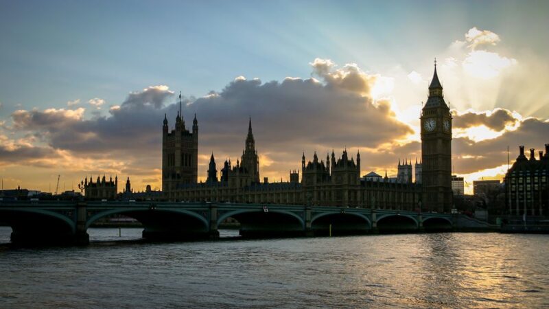 Britský parlament utichl, předtím ale stihnul vládě zasadit další porážky