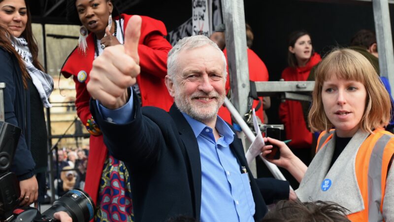 Britové půjdou 12. prosince k&nbsp;předčasným volbám, labouristé chystají radikální kampaň