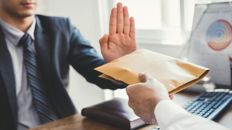 EU reguluje lobbing a&nbsp;tlačí na etické chování úředníků. Česko má co dohánět