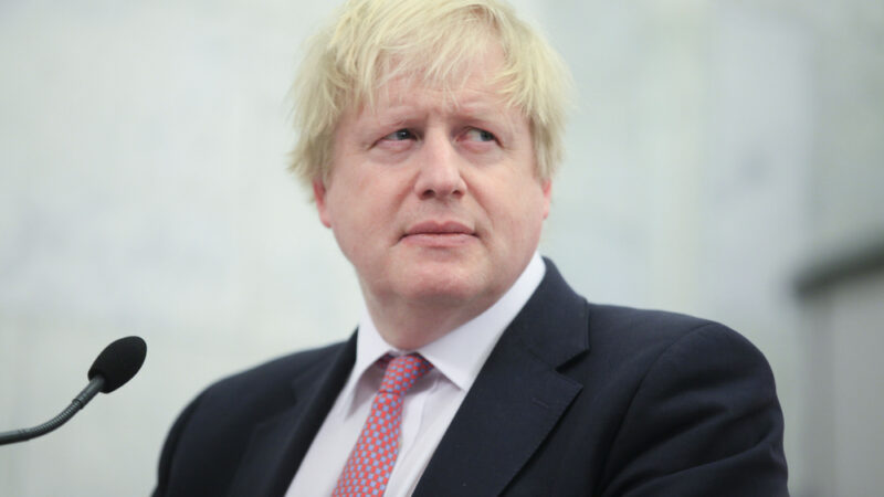 Jednání Borise Johnsona v&nbsp;Německu a&nbsp;Francii přinesla mírnou naději, píší britská média