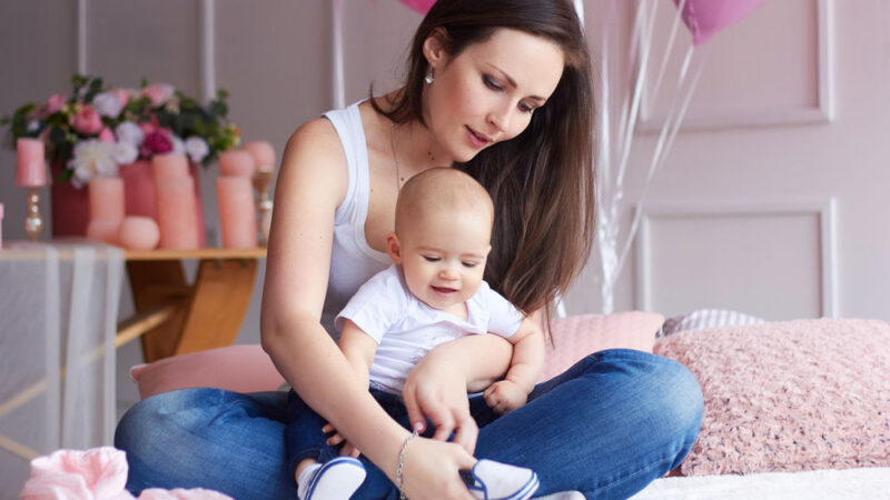 Jak umožnit ženám s&nbsp;dětmi pracovat? Zapotřebí je více školek, ale i&nbsp;větší flexibilita zaměstnání, radí Komise