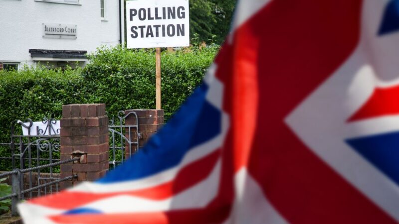 Britové jdou potřetí za čtyři roky k&nbsp;volbám. Vítěz může určit podobu brexitu