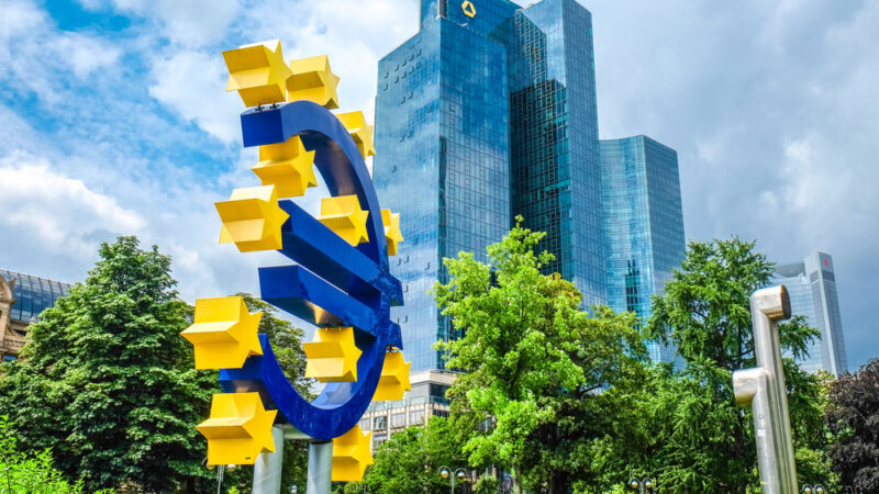 Euro, společný rozpočet a&nbsp;jeden ministr financí. Tak si Macron a&nbsp;Merkelová představují jádro EU