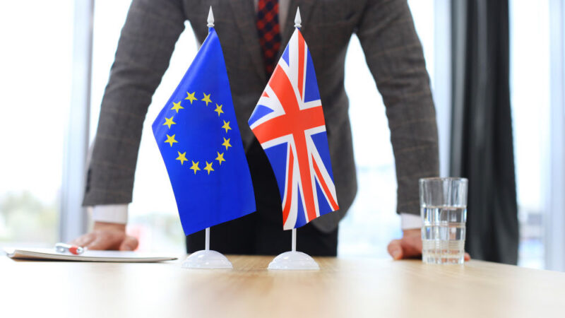 Plán Británie o&nbsp;budoucích vztazích s&nbsp;Unií po brexitu je konečně na stole. Jde o&nbsp;měkkou variantu?