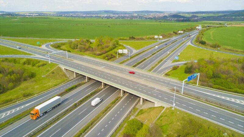 Na dopravu v&nbsp;ČR loni putovalo 51 miliard. Fondy EU podpořily stavbu dálnice i&nbsp;železničního uzlu