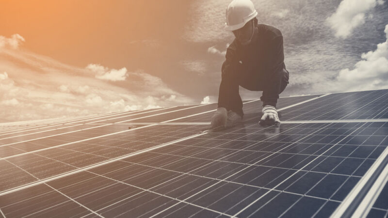 Zařídit si vlastní elektrárnu má být jednodušší, stejně jako prodávat přebytky energie