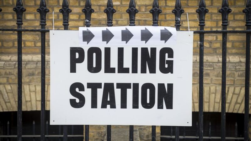 Britští poslanci odmítli předčasné volby. Vláda přijme návrh zákona o&nbsp;odkladu brexitu