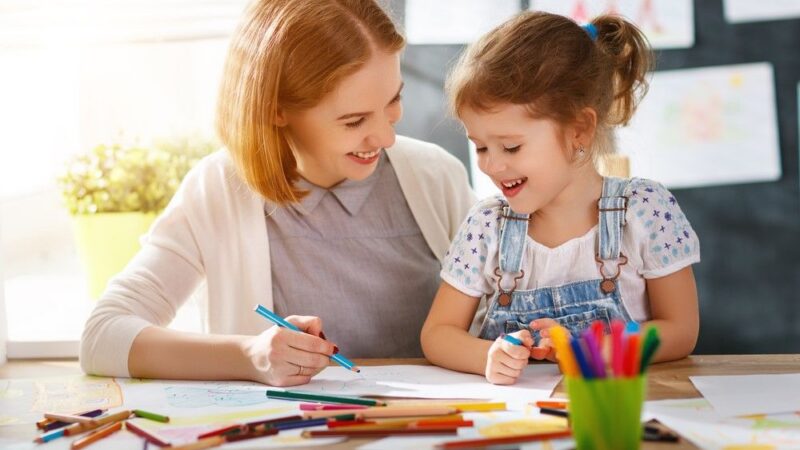 Otcovská dovolená na deset dní i&nbsp;dětské kluby zdarma. EU chce pomoci matkám s&nbsp;návratem do práce