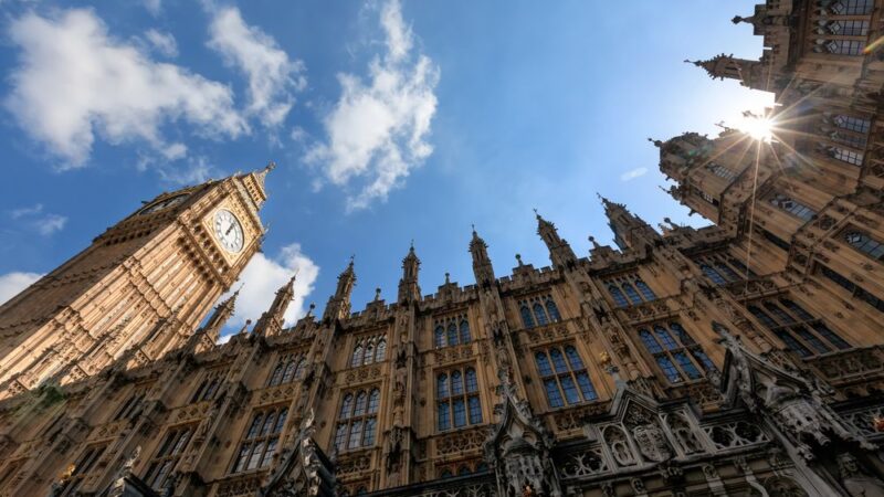Britský parlament opět ožil. Trvá na odkladu brexitu