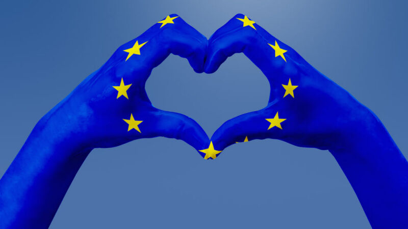 Jarní Eurobarometr: Evropané čím dál tím víc věří EU a&nbsp;jejím institucím než svým národním vládám a&nbsp;parlamentům, Češi zůstávají skeptičtí