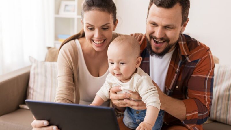 EU prodloužila otcovskou dovolenou na deset dní. Češi tak získají tři dny navíc