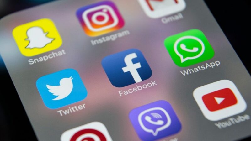 Nelegální příspěvky musí z&nbsp;internetu pryč, říká Komise. Společnosti ale nevědí, jak je rozpoznat