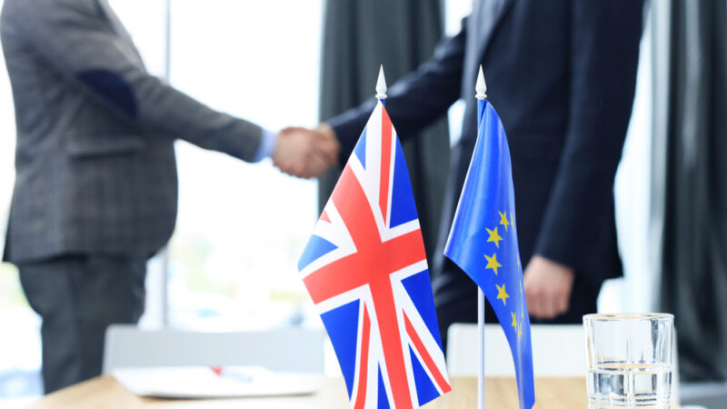 Máme dohodu o&nbsp;brexitu, napsali Johnson i&nbsp;Juncker. Severoirští unionisté i&nbsp;Corbyn ji odmítají