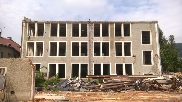 Zchátralé průmyslové areály mění kabát. Na místě staré továrny vyrostlo sportoviště