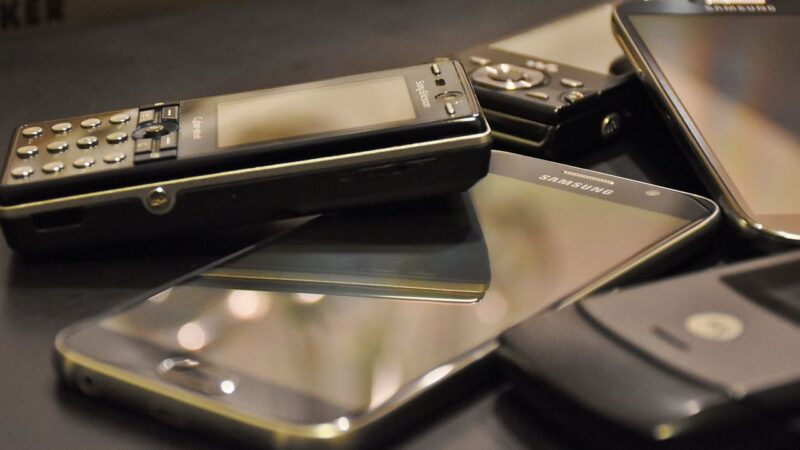 Staré mobily se často hromadí v&nbsp;domácnostech, jejich sběr přitom pomáhá přírodě i&nbsp;potřebným