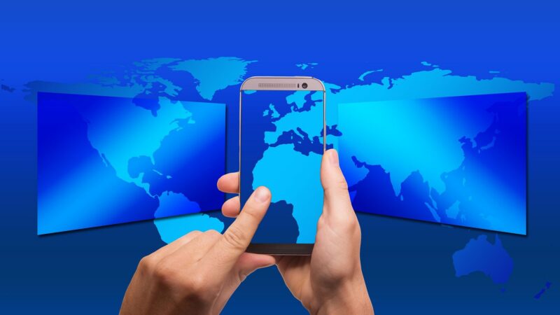 Jedna vzdálenost, ale dvojí cena za volání. Europoslanci žádají zrušení poplatků za hovory do zahraničí