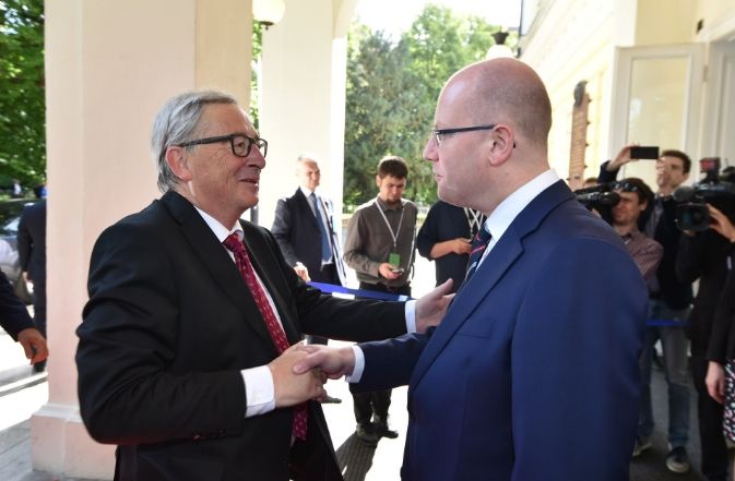 Napříč Evropou: Češi EU nemají rádi, ale chránit by je měla