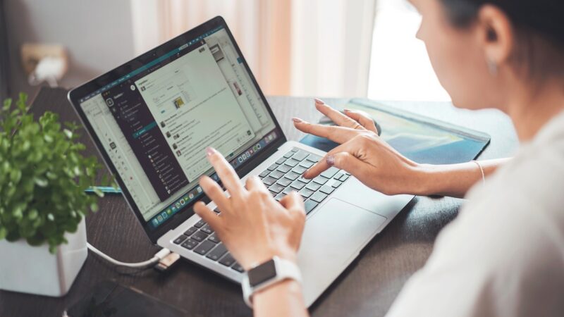 Komise nechce plošné sledování on-line komunikace, návrh cílí jen na zneužívání dětí