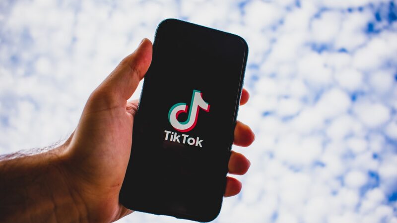 Evropská komise zahájila kvůli nedostatečné ochraně nezletilých řízení proti čínské aplikaci TikTok
