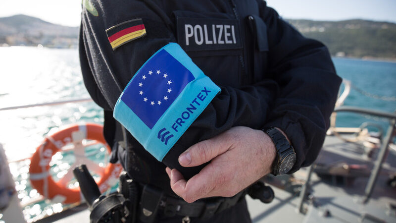 Frontex nezabránil „pushbackům“ proti migrantům, důkazy o&nbsp;přímém zapojení ale chybí