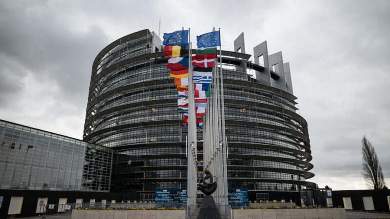 Z Bruselu je přes léto město duchů. Co dělají europoslanci, když Parlament spí?