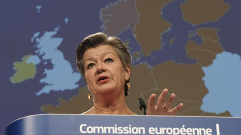 Hraniční kontroly uvnitř EU by měly od pondělí přestat, navrhuje Komise