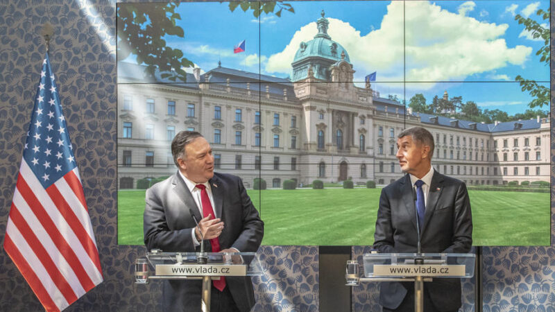 Český srpen v&nbsp;EU: Pompeo v&nbsp;Česku, úspěch v&nbsp;diplomacii a&nbsp;Babiš ostrým kritikem Lukašenka